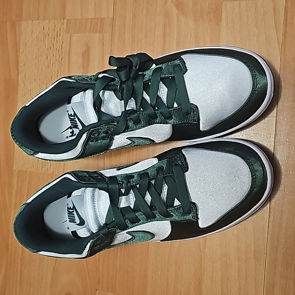Green nike dunks
